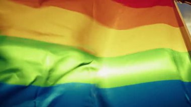 Mavi gökyüzünde LGBTQ Dalgalanan Bayrak.
