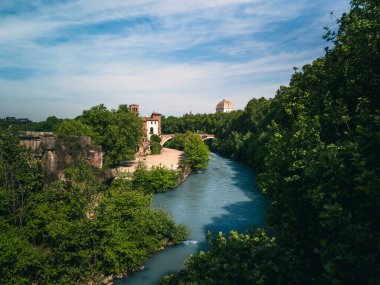 Roma 'daki nehrin kıyısındaki köprüde . 
