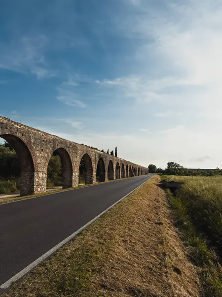 Kemerli mimarisi olan antik Roma su kemeri..