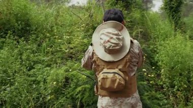 Yeşil Çimen 'den Bir Çiçek Kapan Asker . 