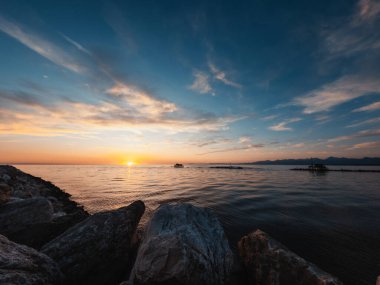 Bulutlar ve Deniz Üzerindeki Güneş Kayaları . 