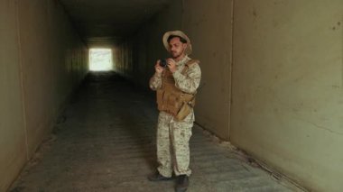 Tünelin sonunda elinde kamera olan bir asker fotoğraf çekiyor.. 