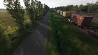 Kargo Konteynırlı Tren Doğada ve Havada Hızlı Hareket Ediyor . 