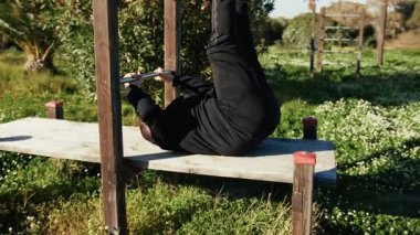 Adam doğada kilo vermek için sabah antrenmanı yapıyor. . 