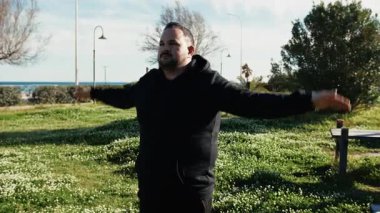 Adam doğada kilo vermek için sabah antrenmanı yapıyor. . 