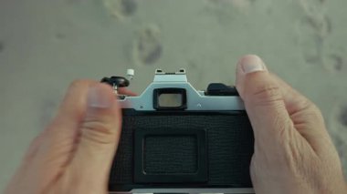 Eski vintage kamerayı kullanan bir fotoğrafçının bakış açısı .