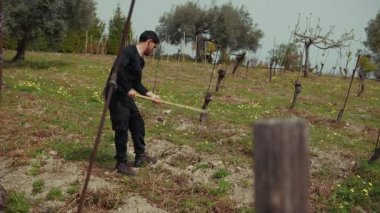 Gündüzleri çiftlikteki çapayı kullanan adam. . 