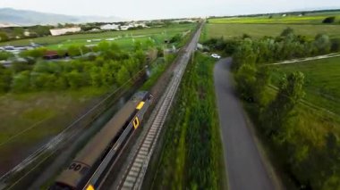 Yolcu treni demiryolundan geçer. Yüksek kalite 4k görüntü