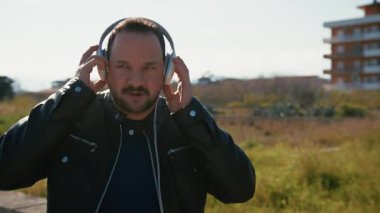 Tatilde Yürüyen Adam Müzik Dinliyor.