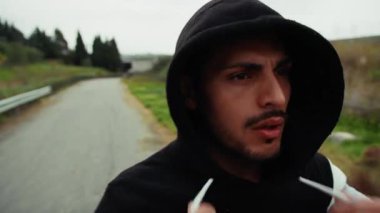 Kırsalda Adam Çalıştırma ve Yumruklama . 