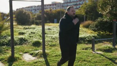 Adam doğada kilo vermek için sabah antrenmanı yapıyor. . 