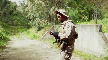 Görevdeki Asker Pusulayı Azaltıyor . 