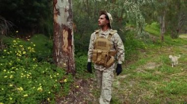 Doğadaki Üsse Yürüyen Asker. 