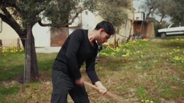 Çiftlikteki çapayı kullanarak Çaba ile çalışan adam . 