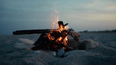 Mavi saatte sahilde şenlik ateşi