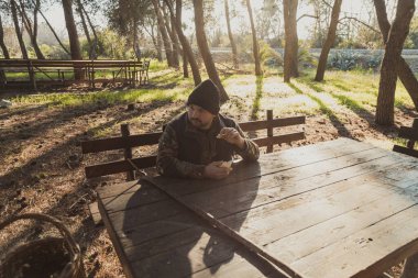 Ormandaki Adam Mantar Avından Önce Rahatlıyor .
