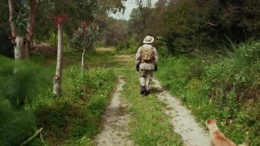 Eve giden yolu bulmaya çalışan Yalnız Asker. 