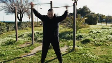 Adam doğada kilo vermek için sabah antrenmanı yapıyor. . 