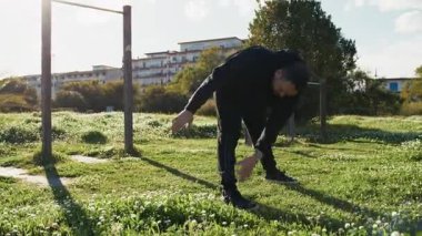 Adam doğada kilo vermek için sabah antrenmanı yapıyor. . 