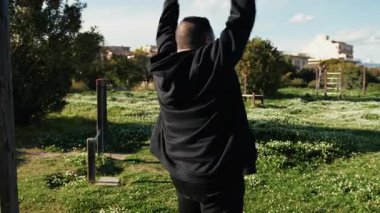 Adam doğada kilo vermek için sabah antrenmanı yapıyor. . 