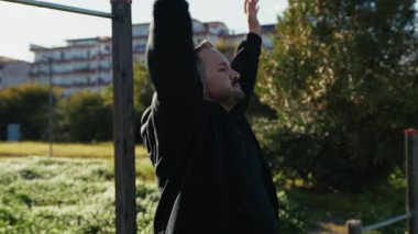 Adam doğada kilo vermek için sabah antrenmanı yapıyor. . 