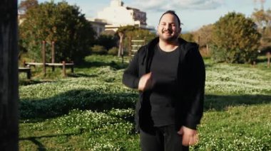 Adam doğada kilo vermek için sabah antrenmanı yapıyor. . 