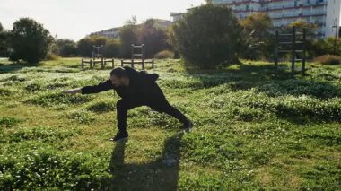 Adam doğada kilo vermek için sabah antrenmanı yapıyor. . 