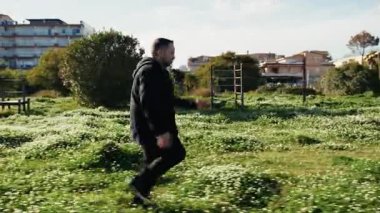 Adam doğada kilo vermek için sabah antrenmanı yapıyor. . 