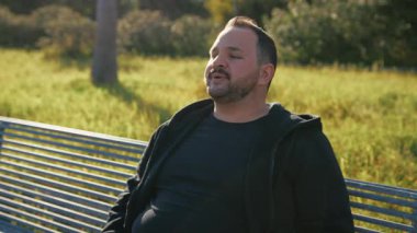 Adam doğada kilo vermek için sabah antrenmanı yapıyor. . 