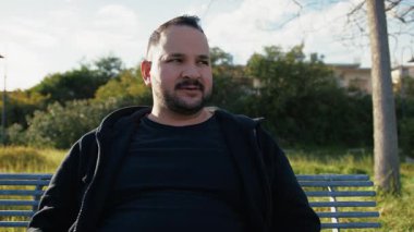 Adam doğada kilo vermek için sabah antrenmanı yapıyor. . 