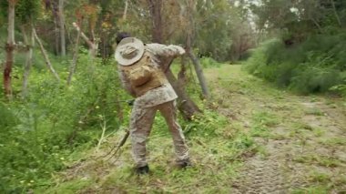 Bir dış görev sırasında harekete geçen paralı asker..