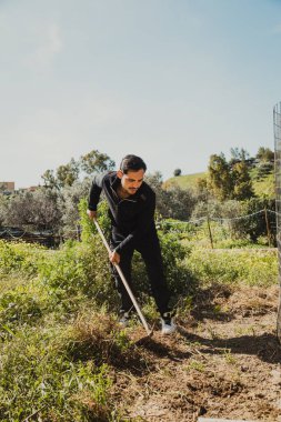 Kırsalda çapalı bir adam. . 