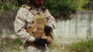 Ekipman çantasında bir şey arayan paralı asker.. 