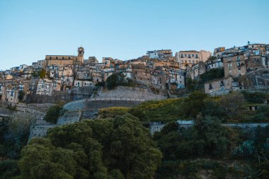 Güney İtalya 'da bir dağın üzerine kurulmuş bir köy