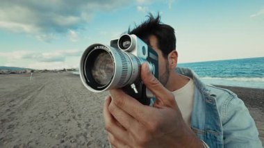 Eski Vintage Kameraya Yakınlaştırma Yapan Adam. 