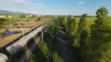 Petrol tankı treni demiryolundan geçiyor. Yüksek kalite 4k görüntü