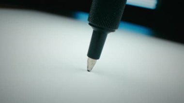 Tükenmez kalem beyaz kağıda yazıyor. Yüksek kalite 4k görüntü