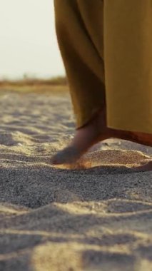 Kumda Yürüyen Bir Kadının Ayakları . 