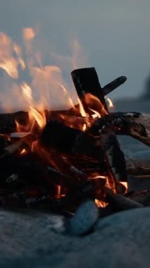 Mavi saatte sahilde şenlik ateşi