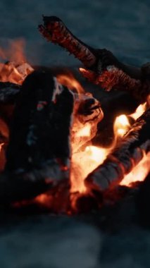 Mavi saatte sahilde şenlik ateşi