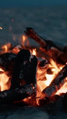 Mavi saatte sahilde şenlik ateşi