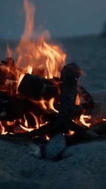 Mavi saatte sahilde şenlik ateşi