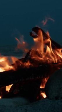 Mavi saatte sahilde şenlik ateşi