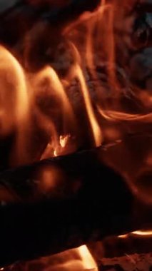 Mavi saatte sahilde şenlik ateşi