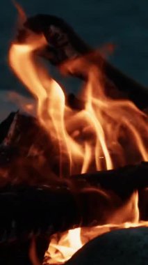 Mavi saatte sahilde şenlik ateşi