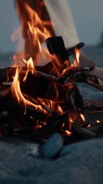 Mavi saatte sahilde şenlik ateşi