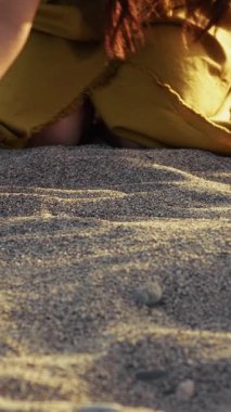 Zarif Elbiseli Kadın Kuma Dokunuyor ve Özgür Hissediyor. 