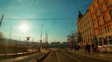Prag 'da Tramvay Hattı' nda Güneş parlıyor . 