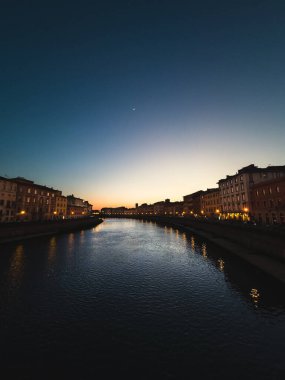 İtalya 'da Akşam Pizzasında Nehir .