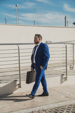 Güneşli bir günde takım elbisesiyle kendinden emin bir iş adamı..